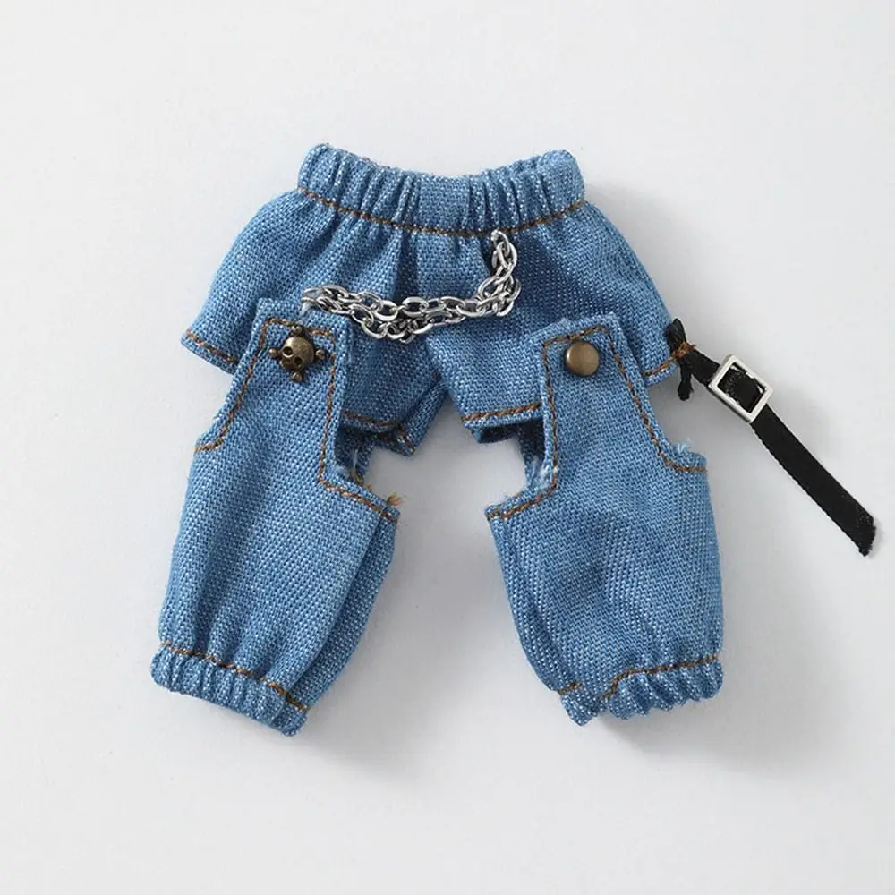 Detalle de tejido y caída del pantalón vaquero