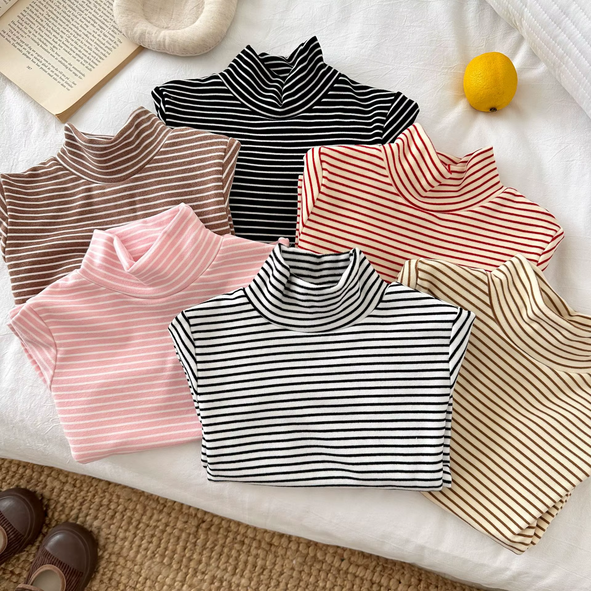 Blusa clásica a rayas para niños con cuello alto