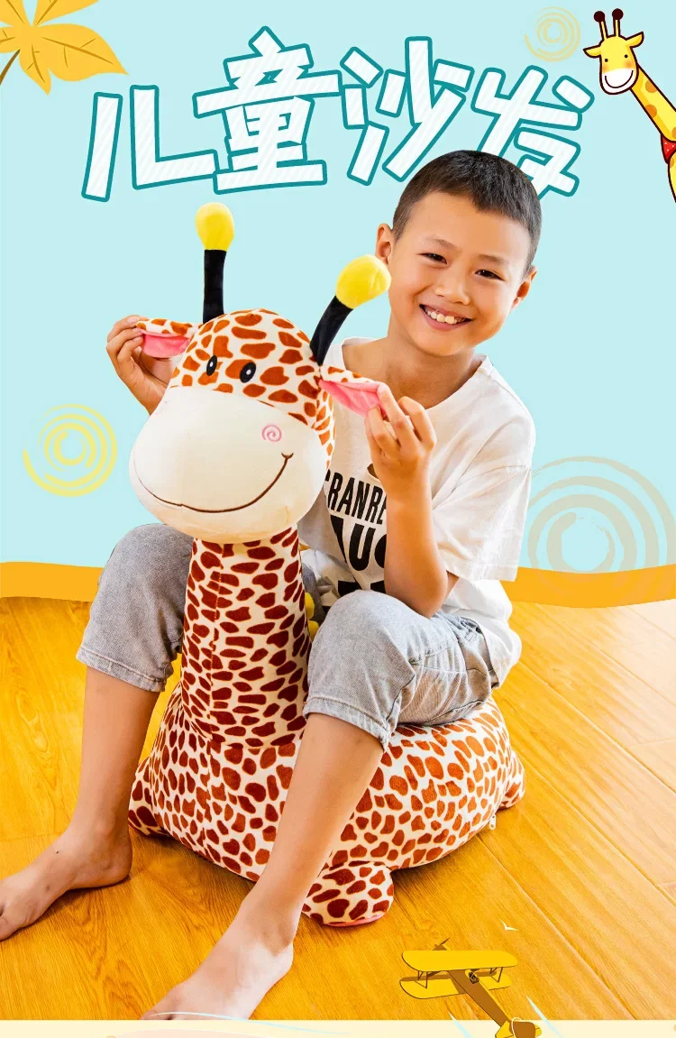 Sofá infantil con forma de jirafa en una habitación infantil