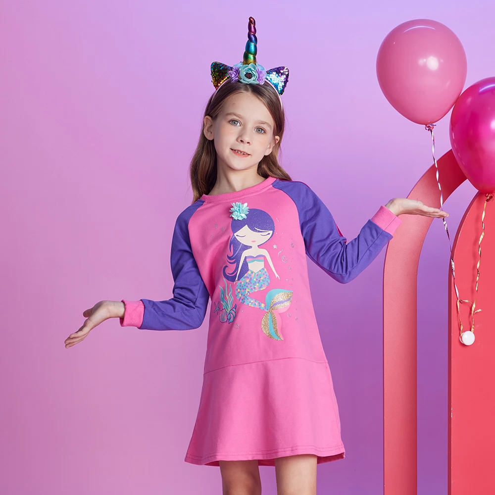 Vista del vestido infantil con manga larga y estampado