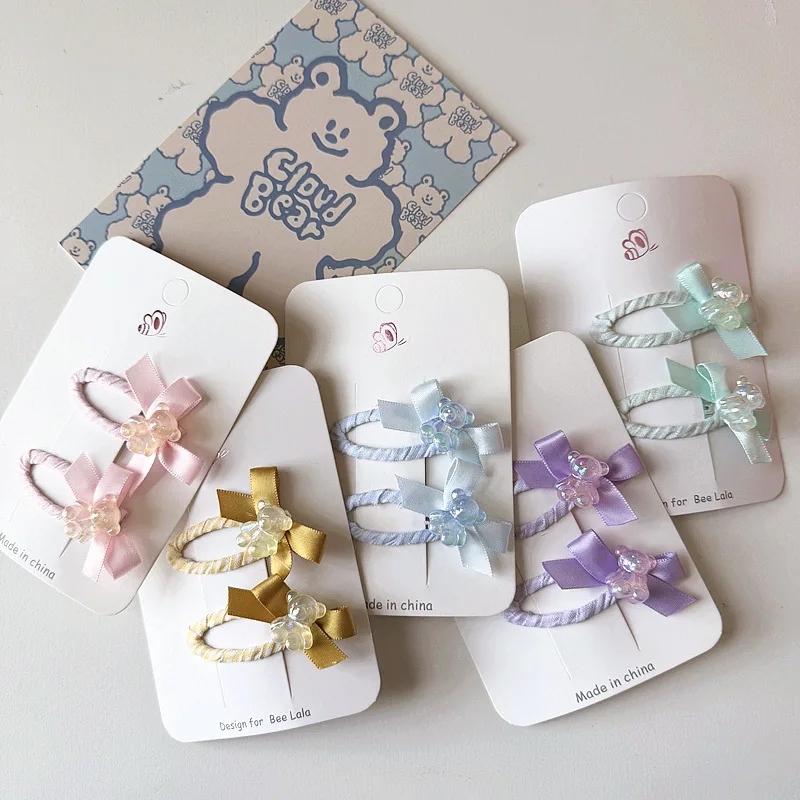 Pinzas infantiles con osito y lazo en tonos caramelo