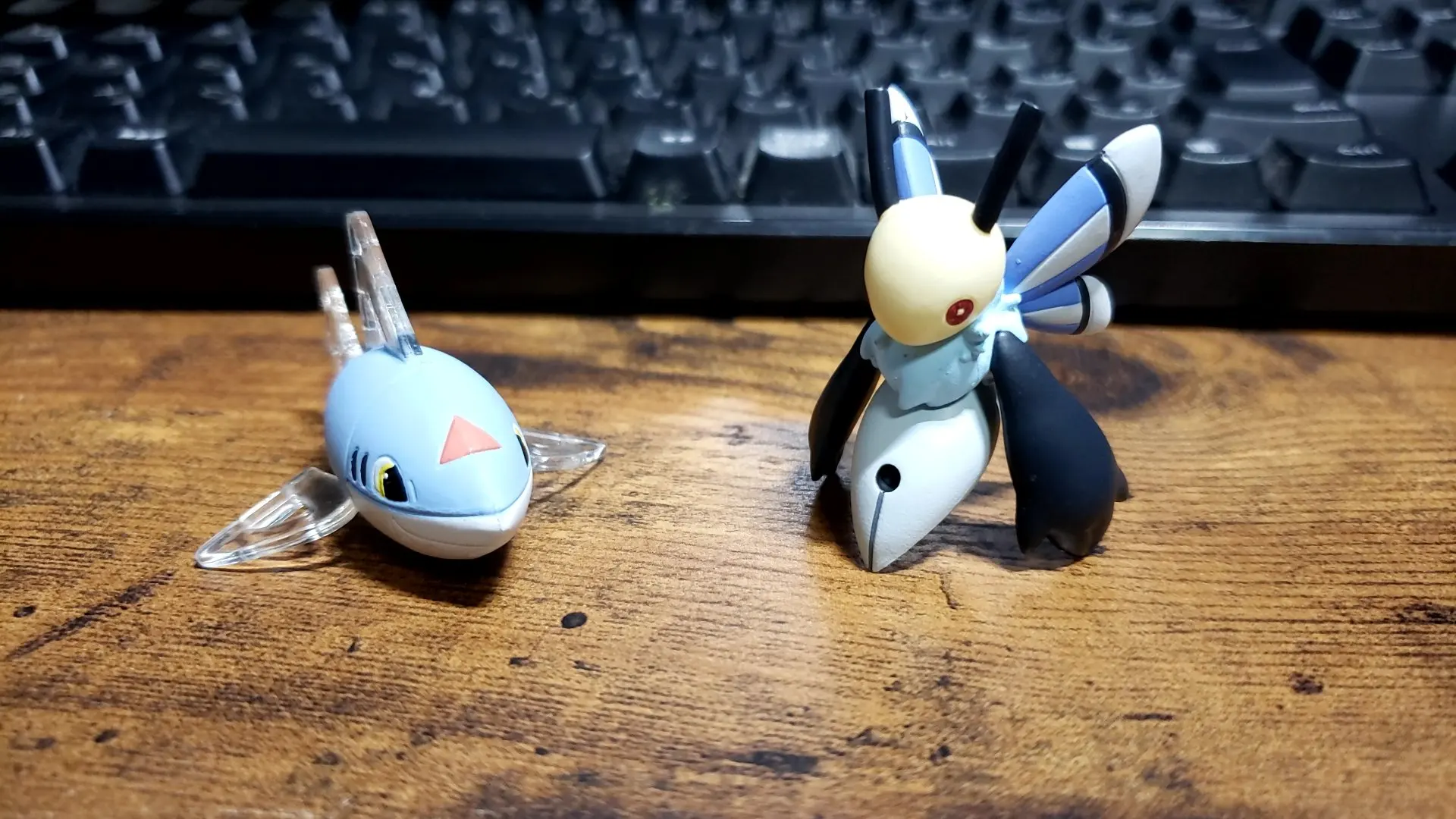 Qualia figura de colección de monstruos con erizo y abeja - imagen 2