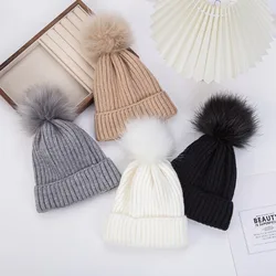 Gorro de invierno en punto con pompón y orejeras térmicas