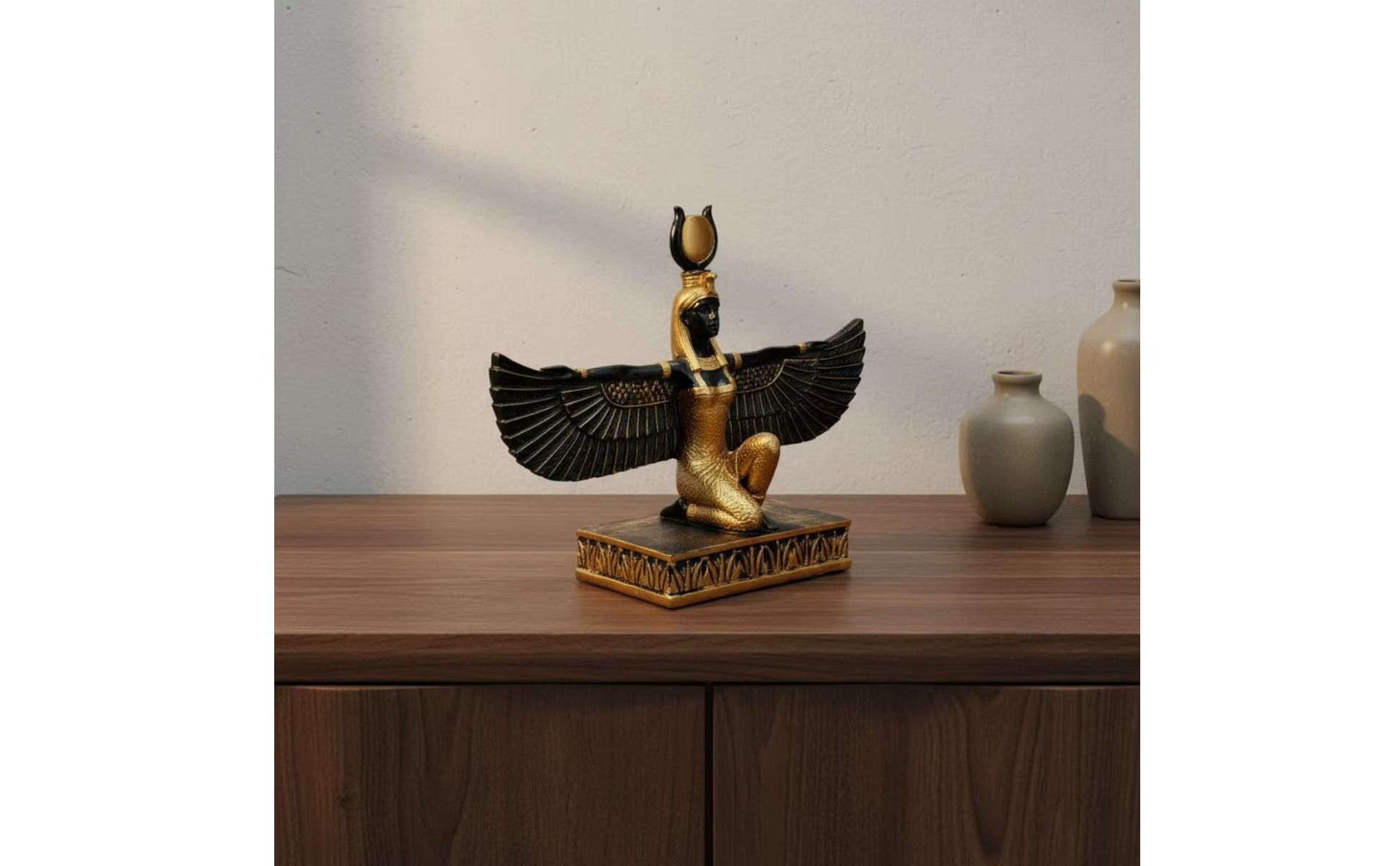Figura de la Diosa Isis del Nilo con plumas y acabado negro y dorado