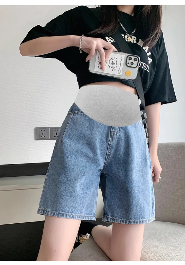 Look completo con shorts vaqueros maternidad