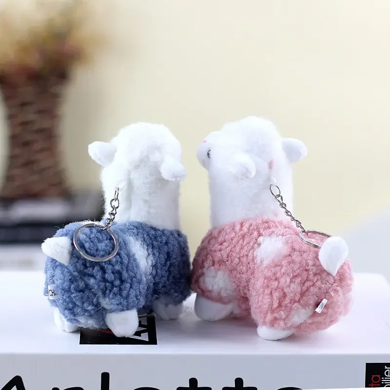 Peluche de alpaca adornando una mochila infantil