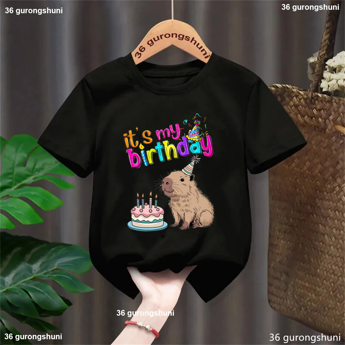 Niña usando la camiseta en exterior