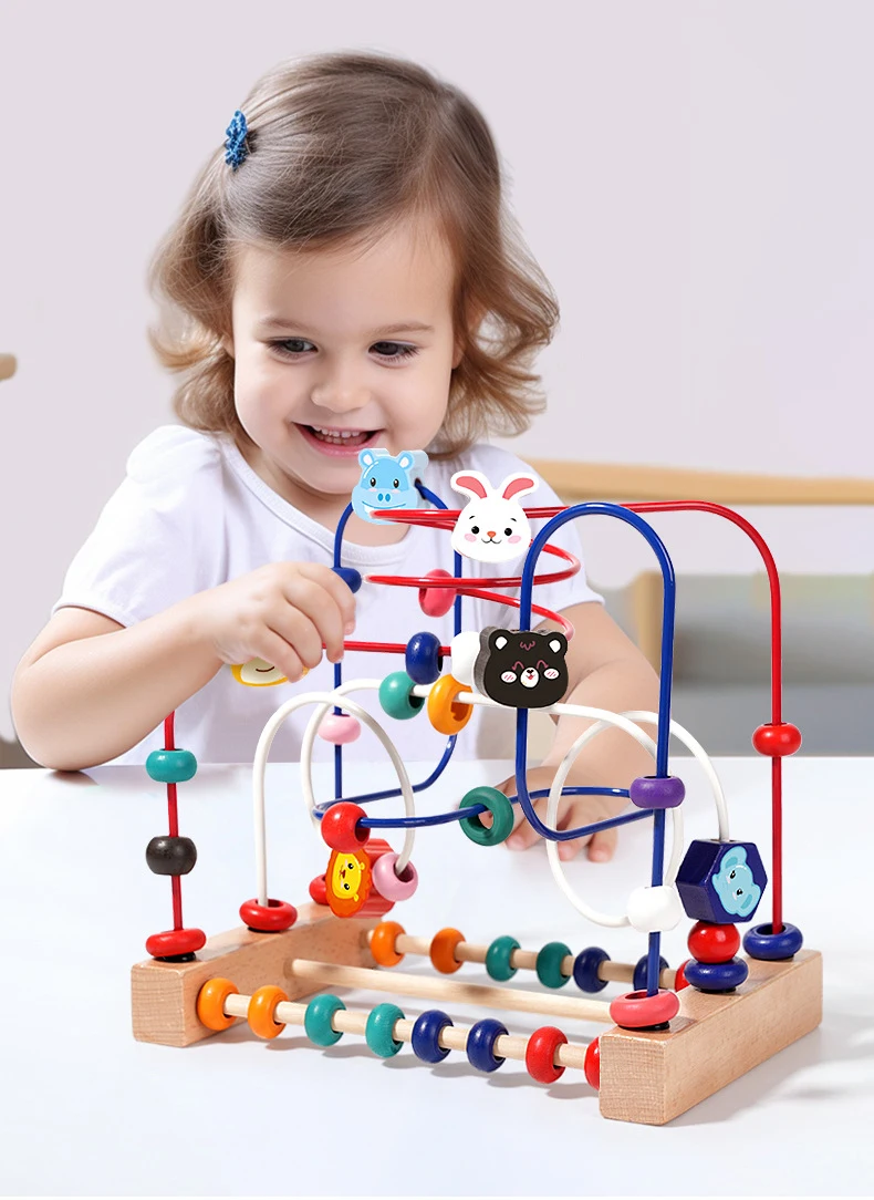 Niño pequeño jugando con el laberinto de cuentas y el ábaco