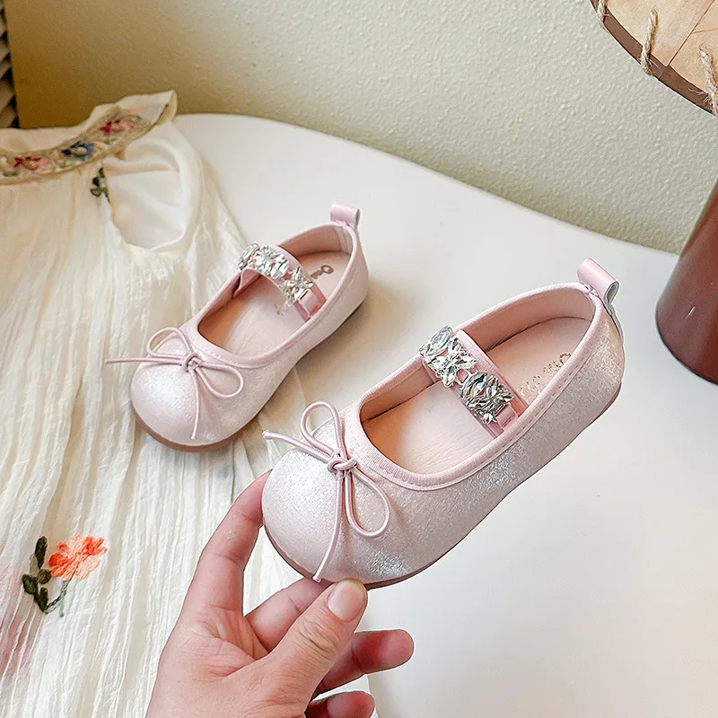 Ángulo lateral que muestra la silueta retro del zapato