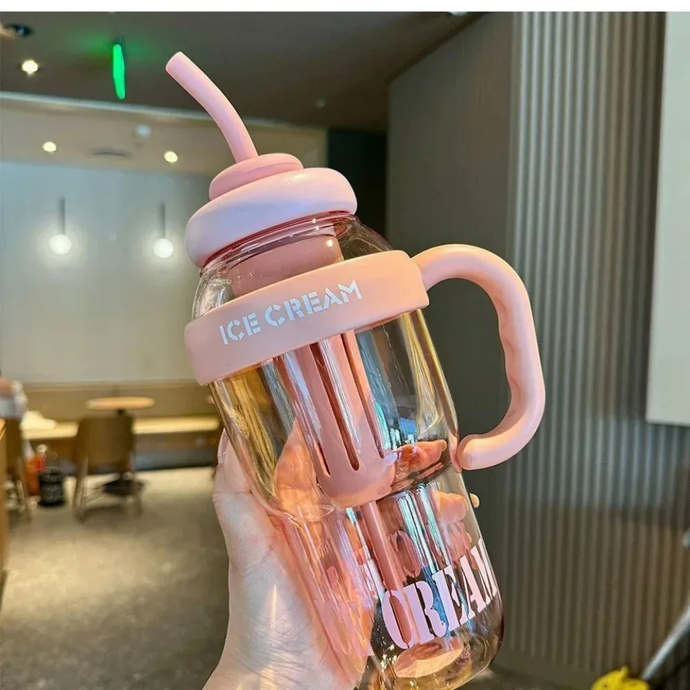 Vaso con diseño de hielo y pajita