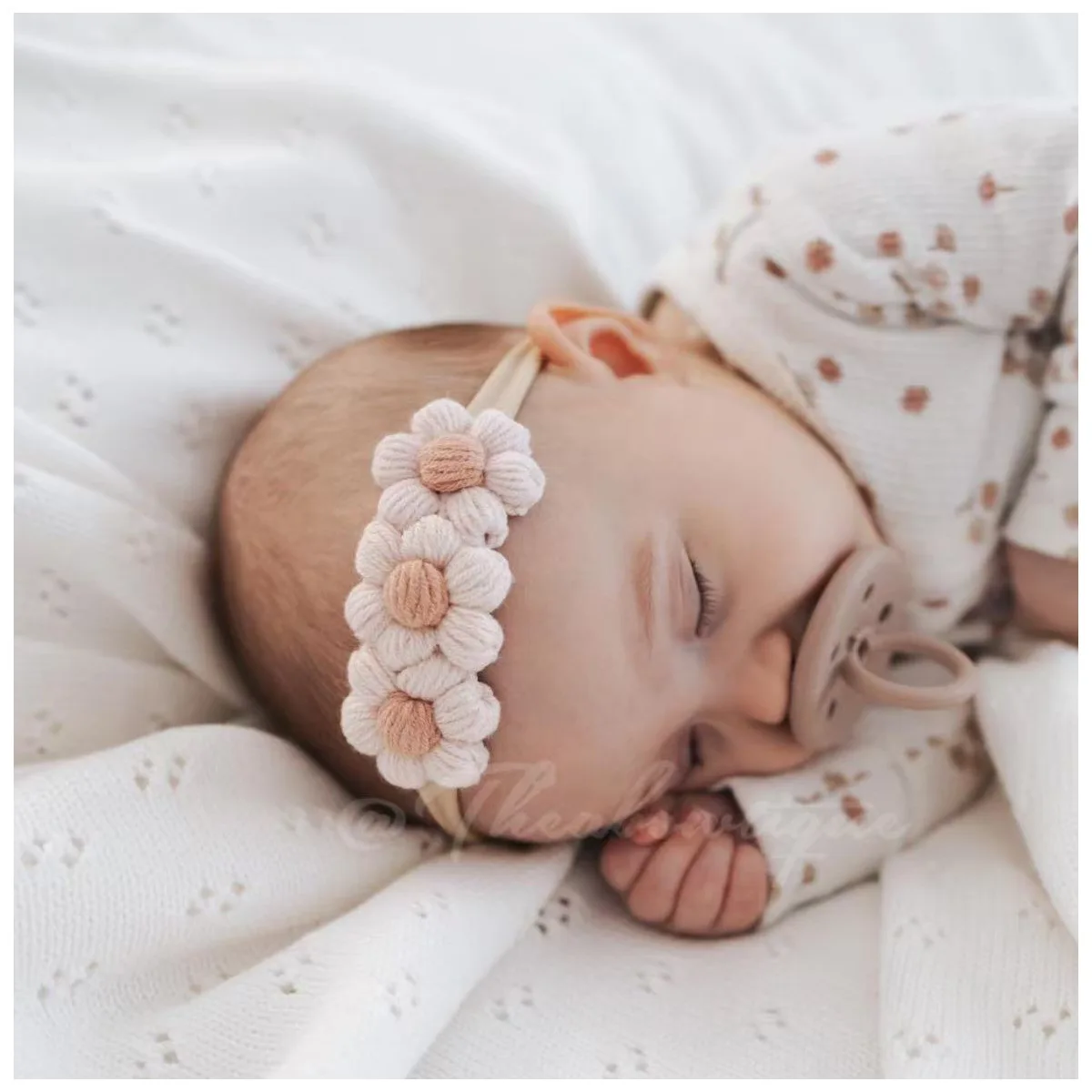 Set diadema tejida con flores y gorro suave para bebé - imagen 2