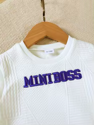 Conjunto deportivo de bebé con chaleco de letras y pantalón corto