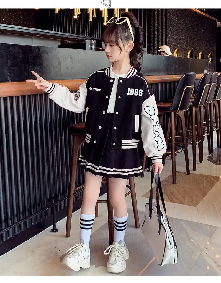 Conjunto béisbol para niña con chaqueta de letras y falda plisada - imagen 5
