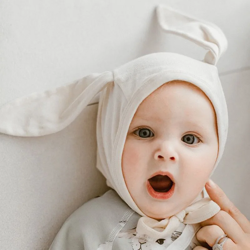 Gorrito para bebé con orejas de conejo y estilo otoñal