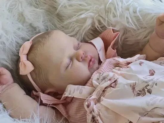 Detalle de la ropa y el estilo de la muñeca