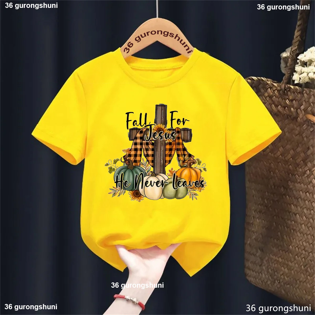 Camiseta infantil algodón He Never Leaves Jesús para niños y niñas