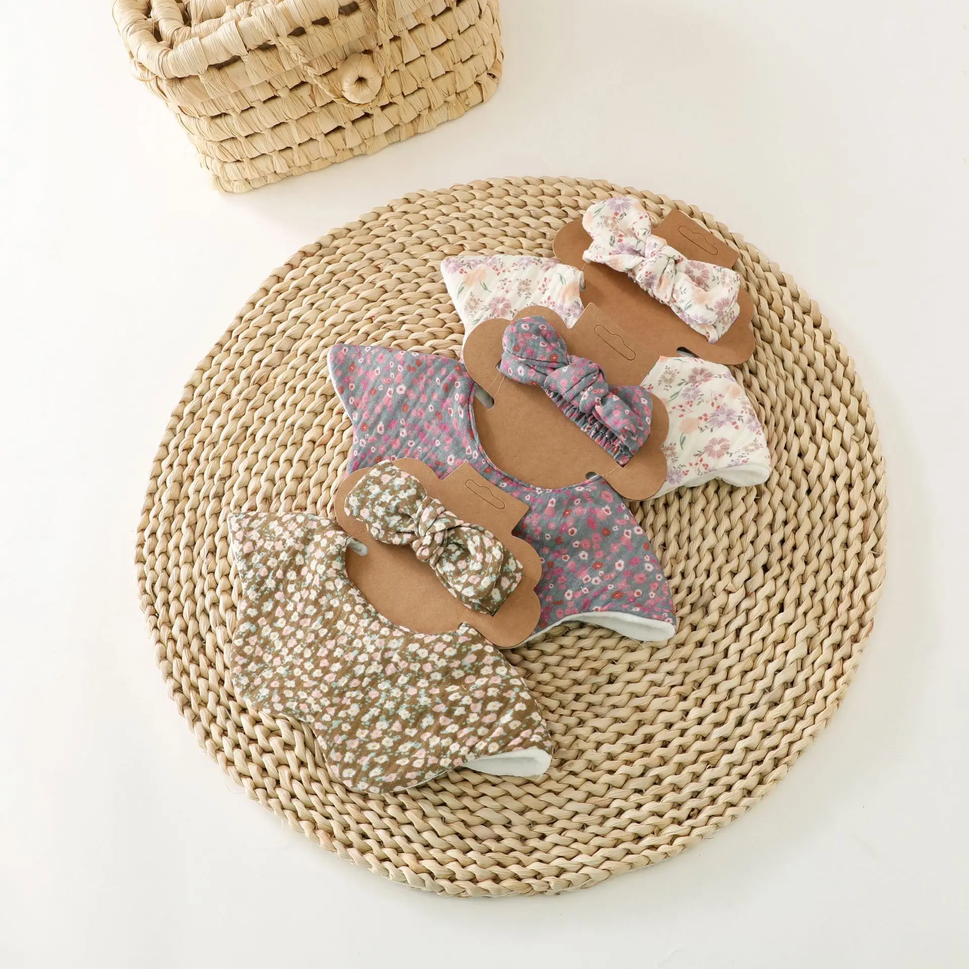 Babero y diadema para bebé con lazo floral, pétalos - imagen 2