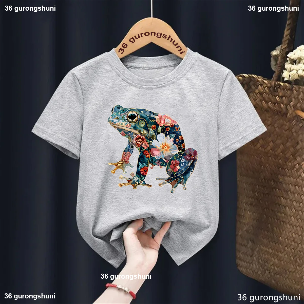 Camiseta azul mostrando el corte
