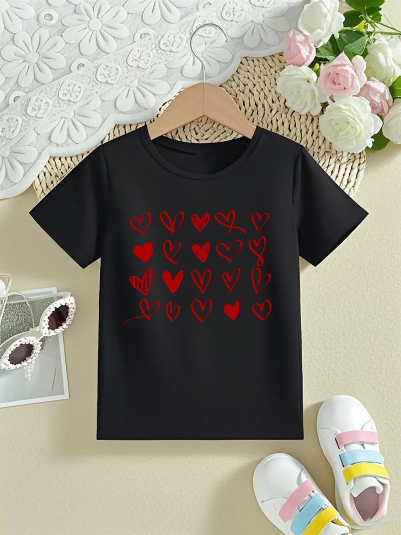 Camiseta manga corta niña con corazones – Diseño tierno para verano - imagen 2