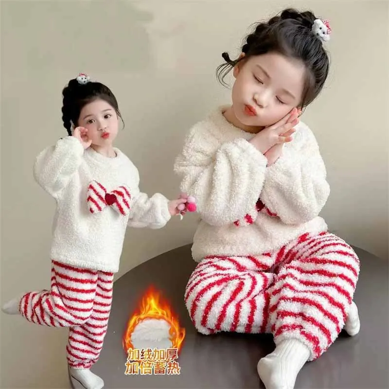 Vista frontal del conjunto infantil ideal para otoño e invierno