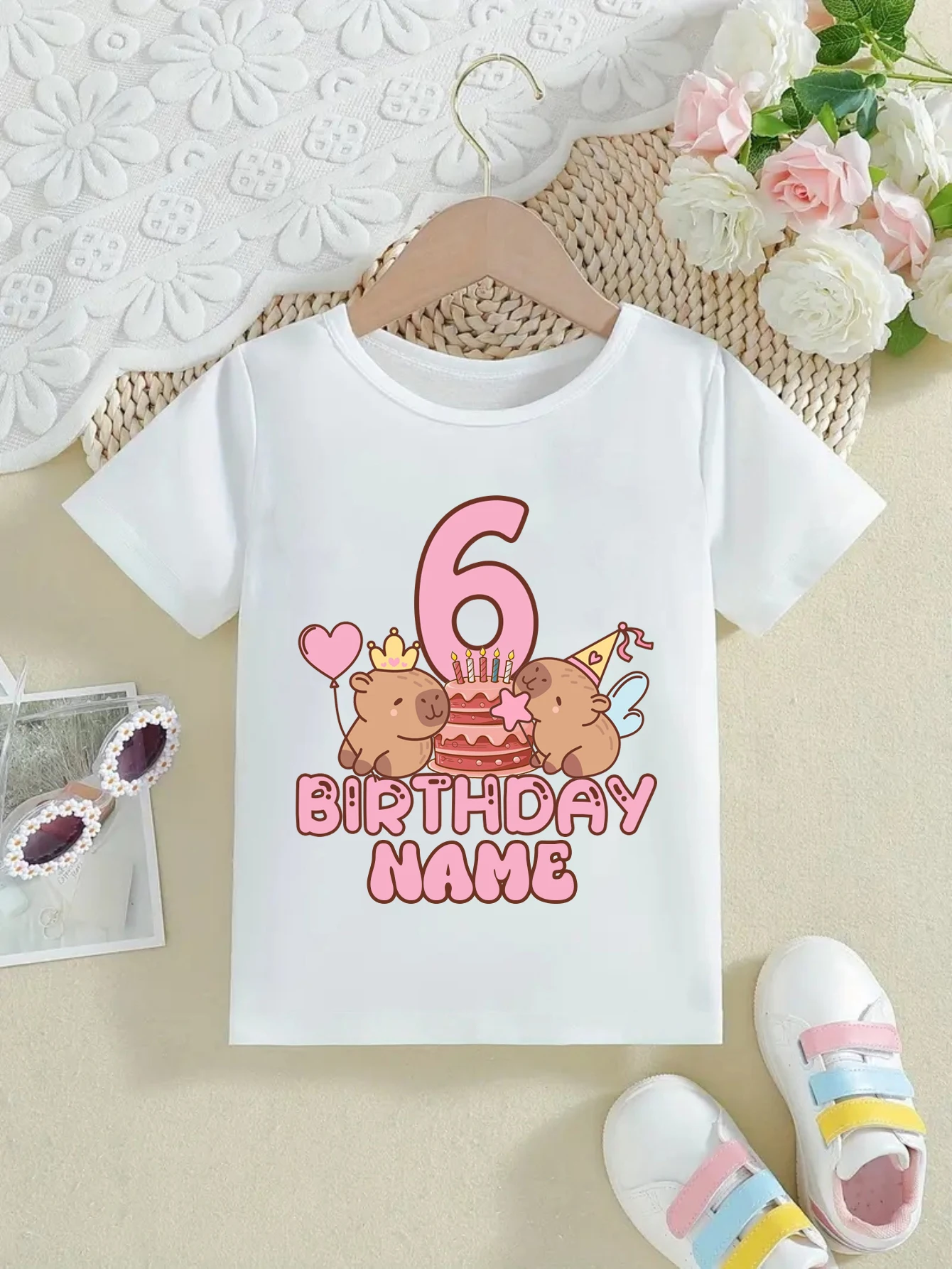 Camiseta blanca personalizada con nombre y princesa Magic Capybara - imagen 3