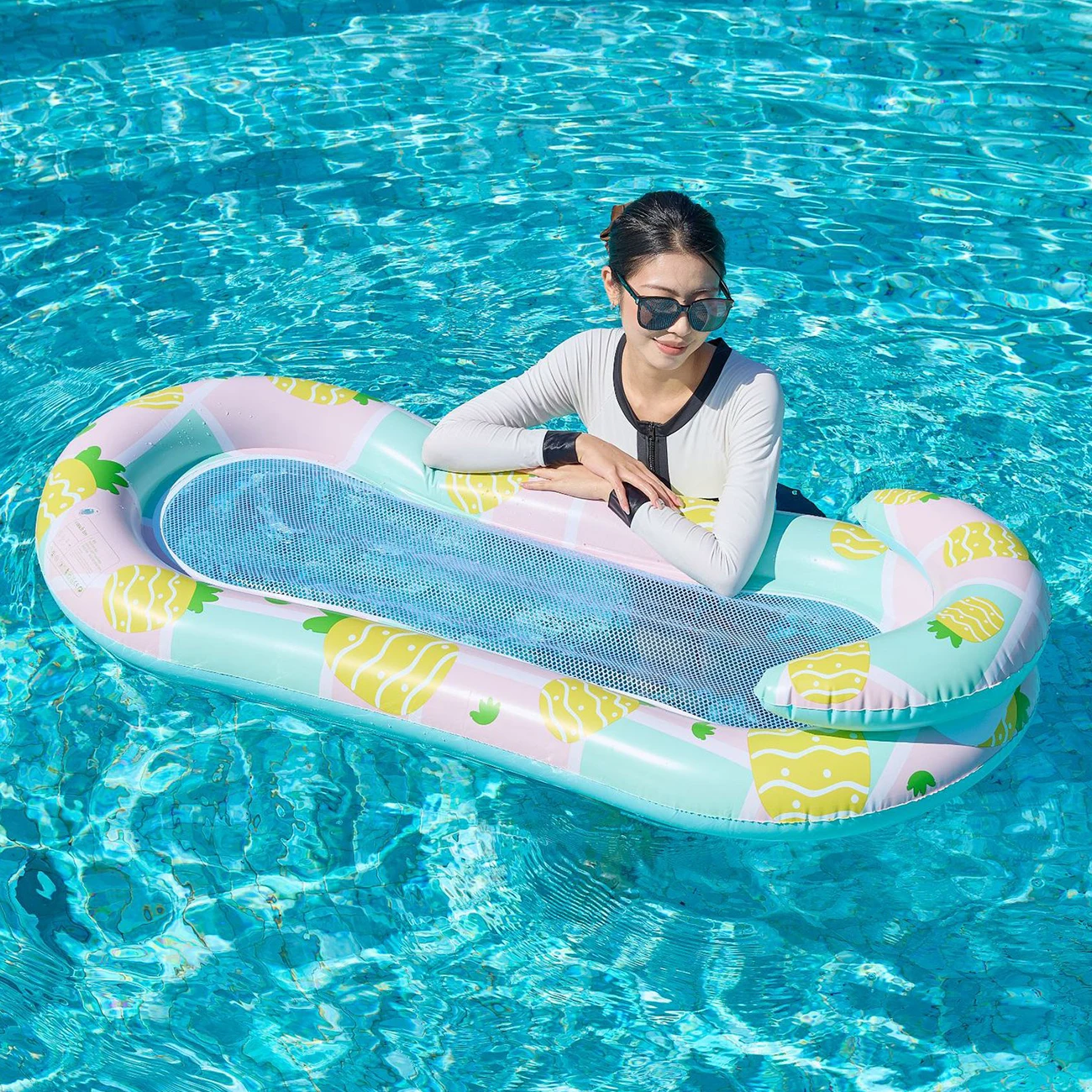 Colchoneta inflable para piscina con tumbonas y hamaca