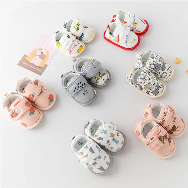 Variedad de colores disponibles en los zapatos de cuna
