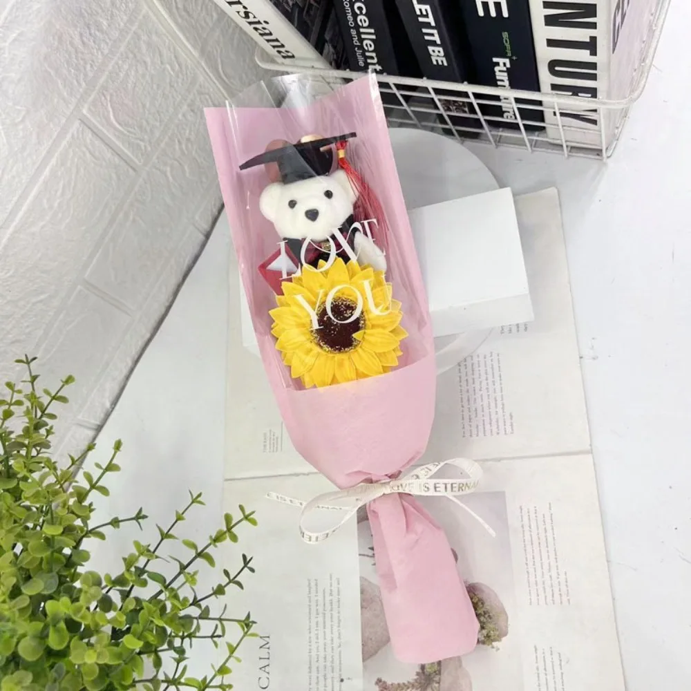 Ramo oso peluche con flores de girasol para graduación - imagen 2