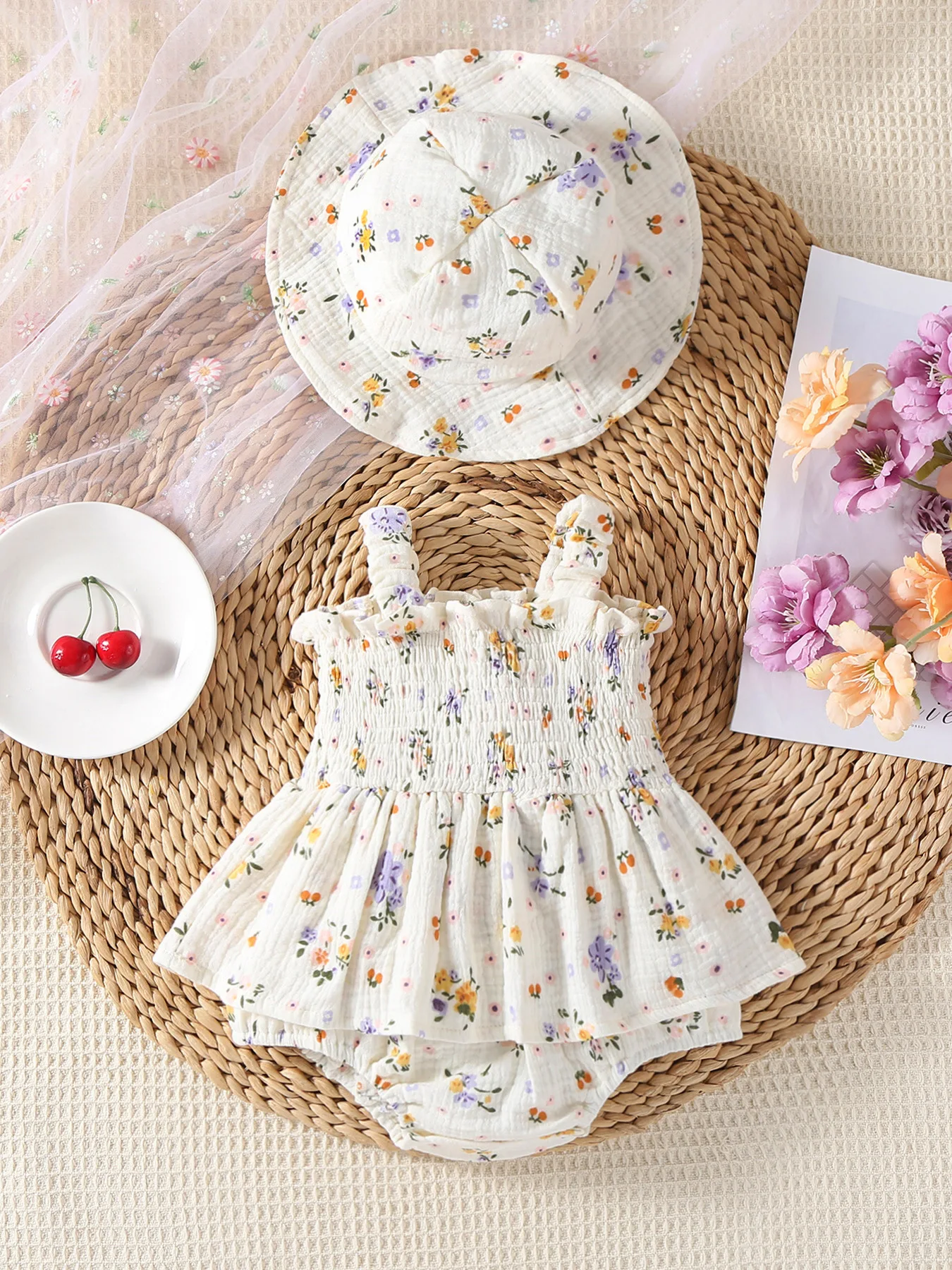 Body floral infantil con sombrero para verano