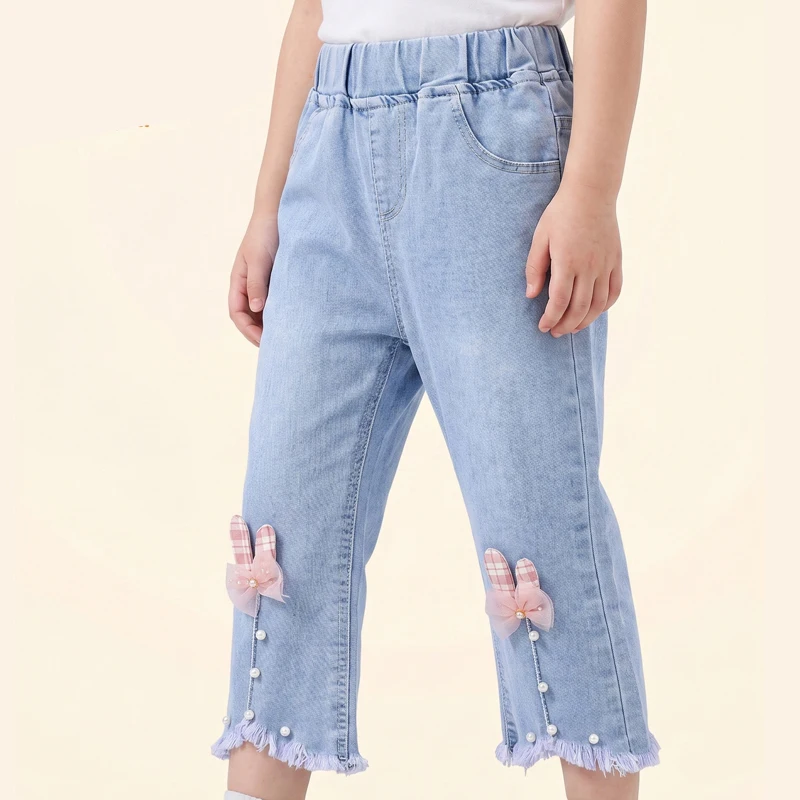 Pantalones Capri de mezclilla ligeros para niña con bordados