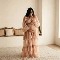 Vestido de maternidad con hombros descubiertos y volantes