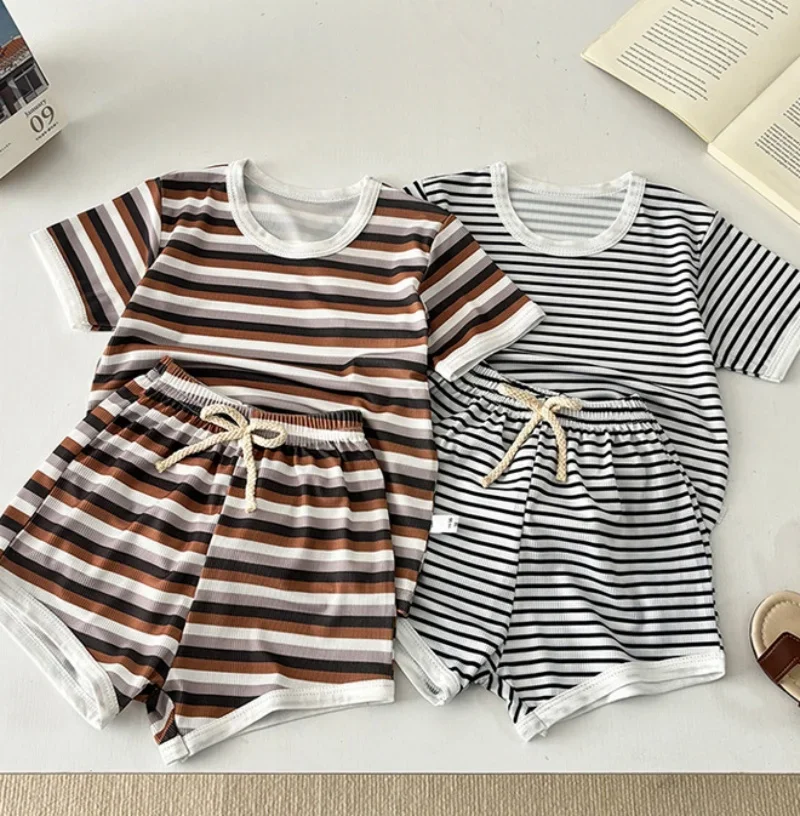 Camiseta de rayas y pantalón corto en conjunto infantil