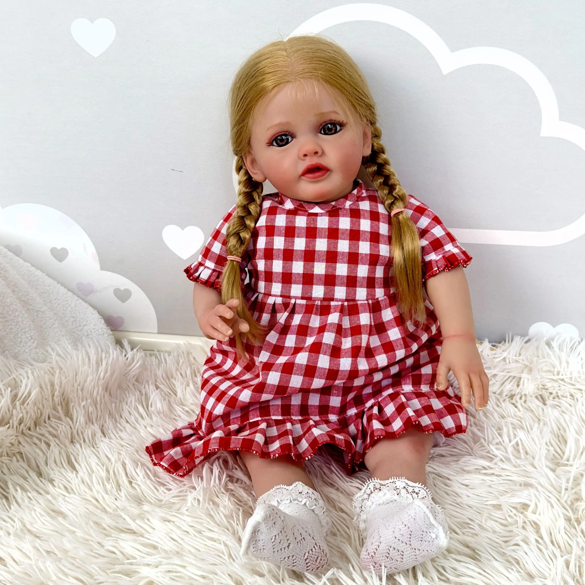 Vista frontal de la muñeca Reborn Betty