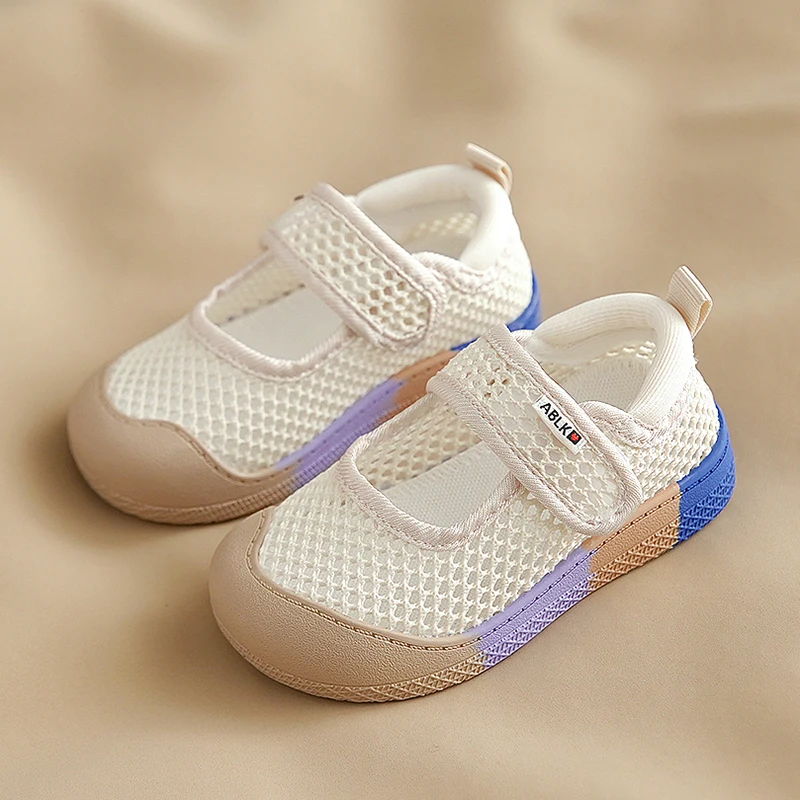 Vista frontal de las zapatillas mostrando el diseño deportivo