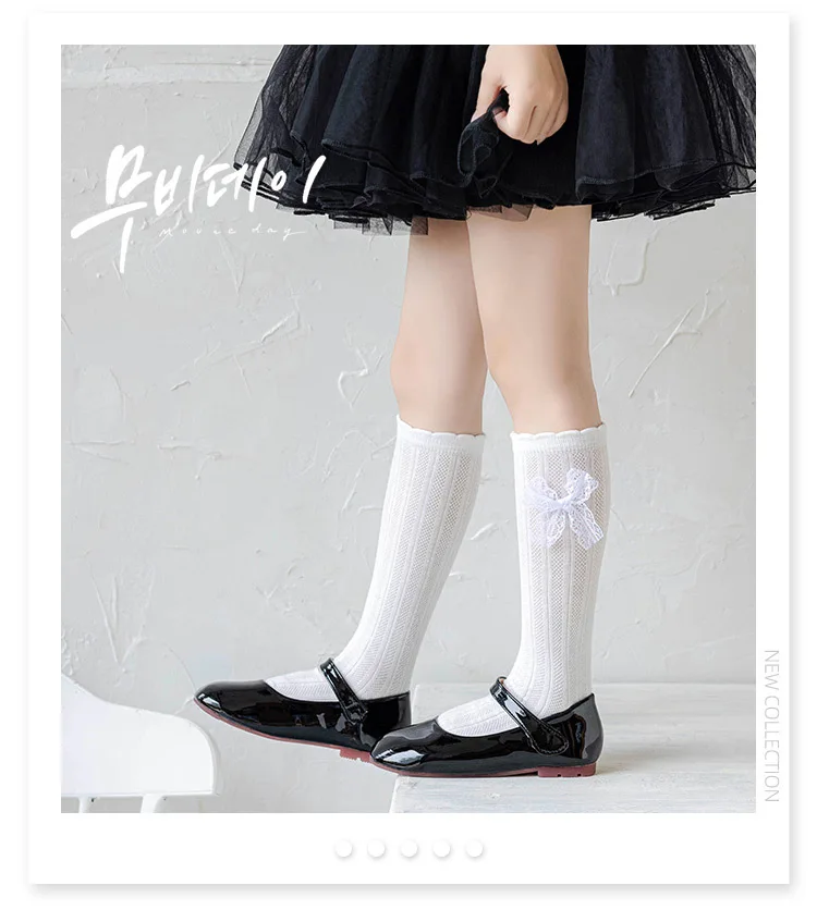 Calcetines beige con volantes para niño
