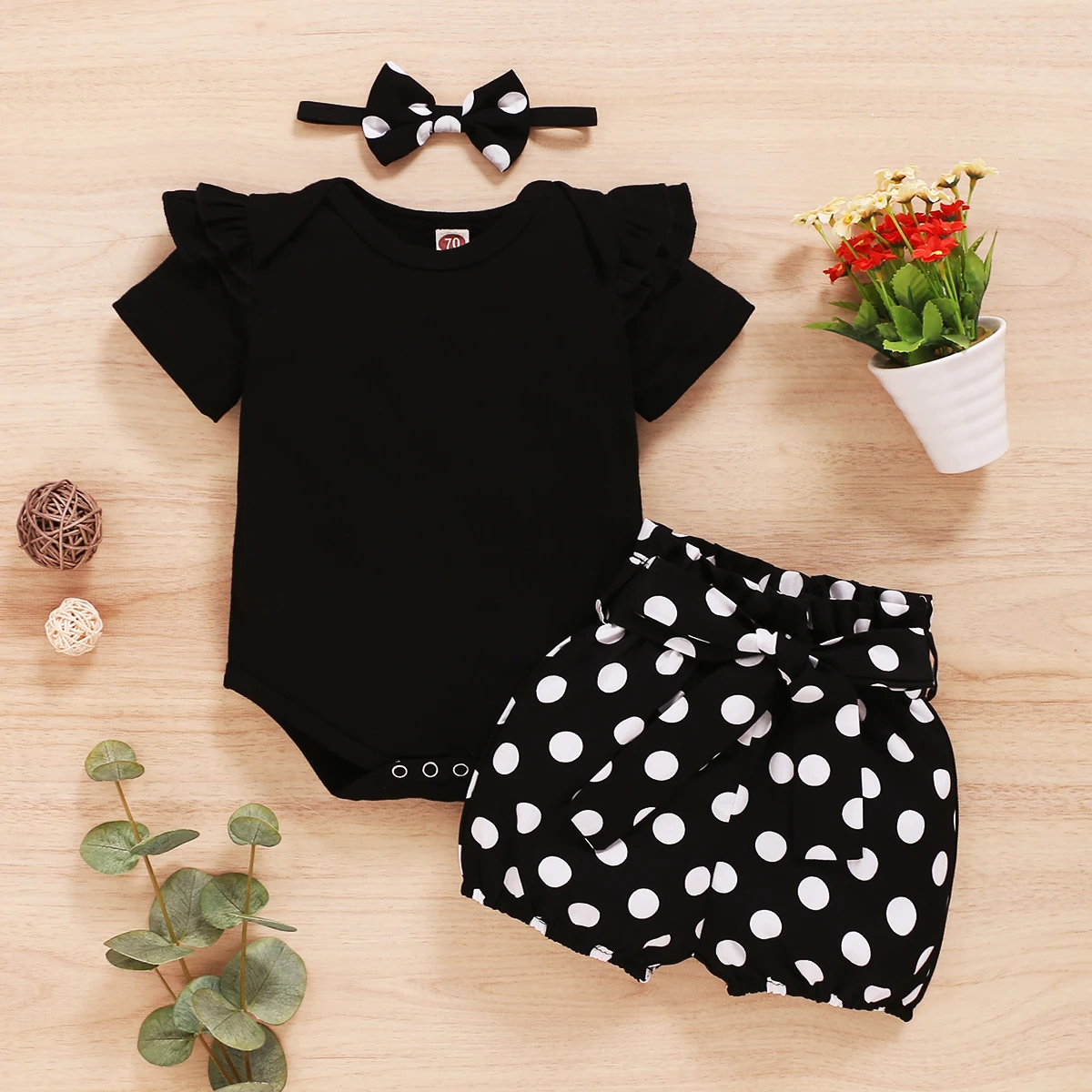 Mono negro con short de lunares y diadema para bebé niña