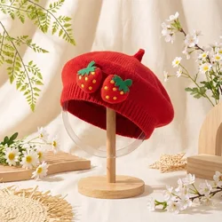 Boina de primavera bebé en punto con fresa elegante