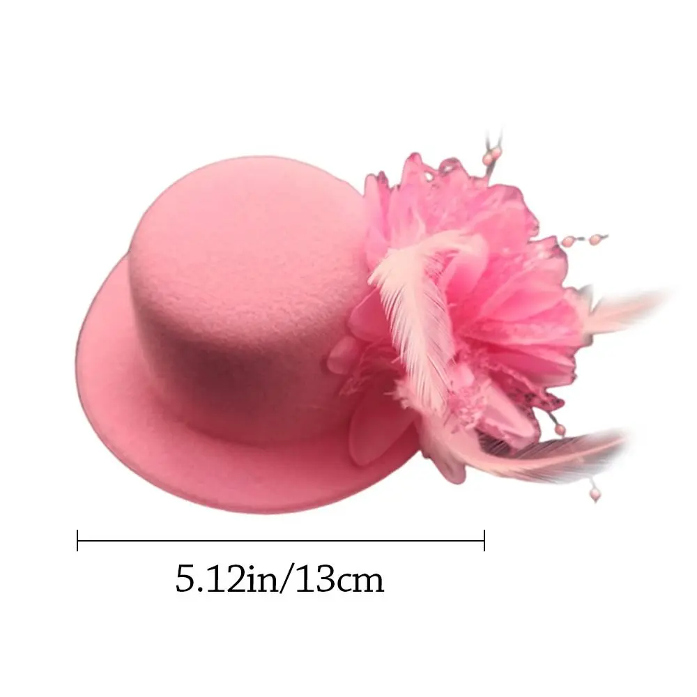 Fascinator infantil con detalle floral y plumas