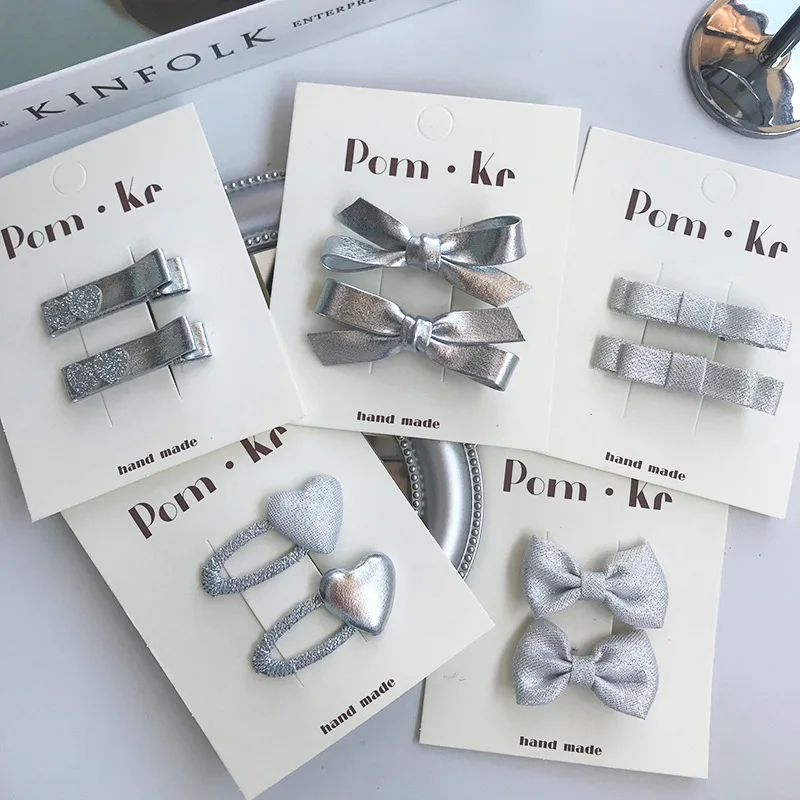 Pinzas de pelo cocodrilo con lazo plateado para bebés - imagen 3
