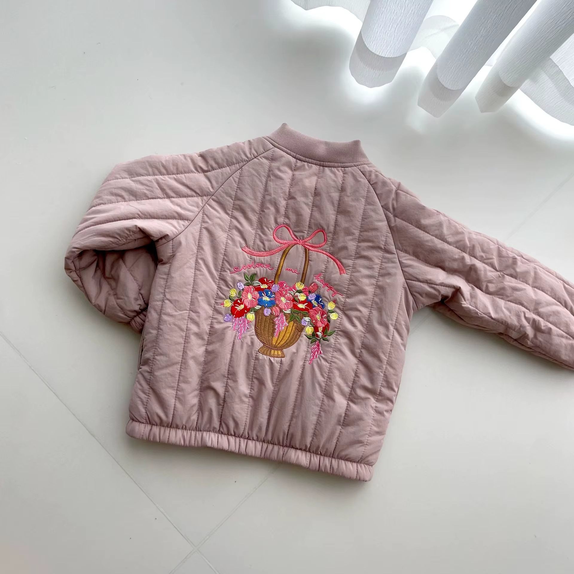 Detalle del abrigo infantil para invierno