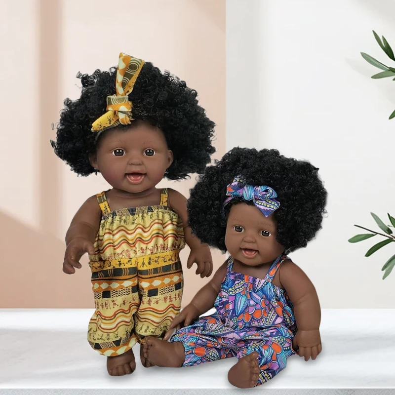 Muñeca afroamericana realista de vinilo con ropa y pelo rizado - imagen 5