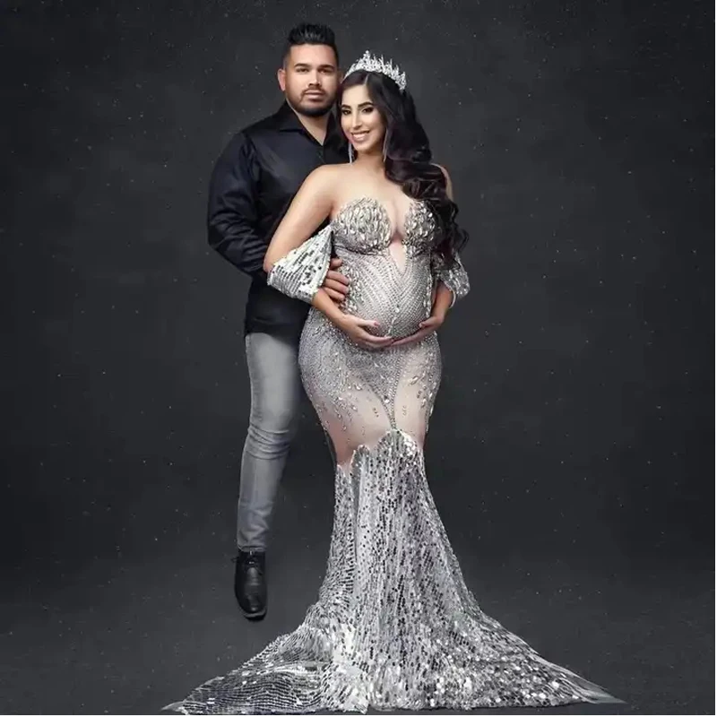 Vestido premamá elegante con pedrería y hombros descubiertos - imagen 5