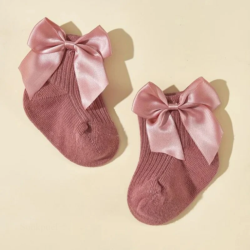 Combinación de calcetines lazo con conjuntos infantiles