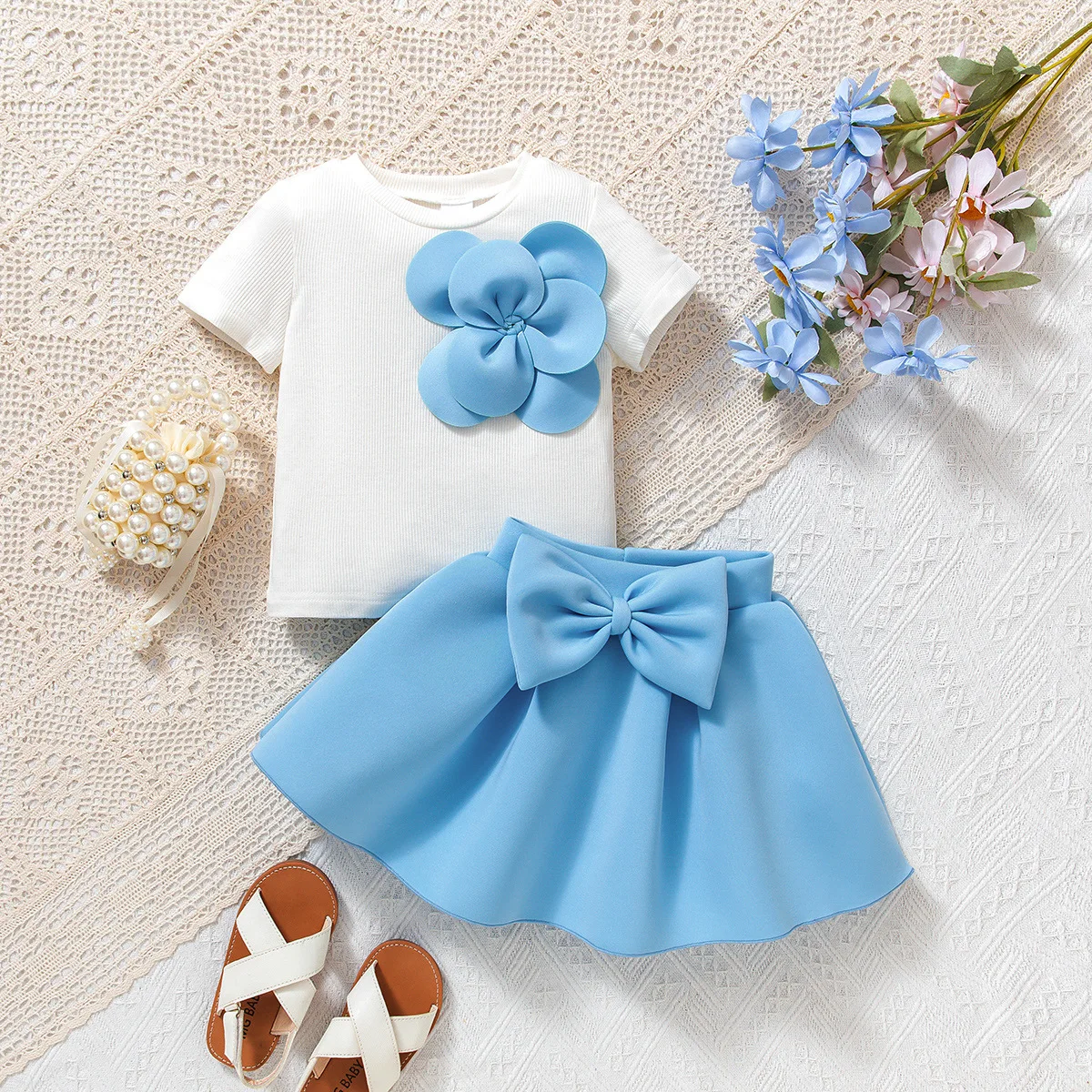 Detalle del estampado floral en tops de manga corta
