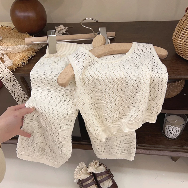 Niña usando conjunto estilo coreano verano