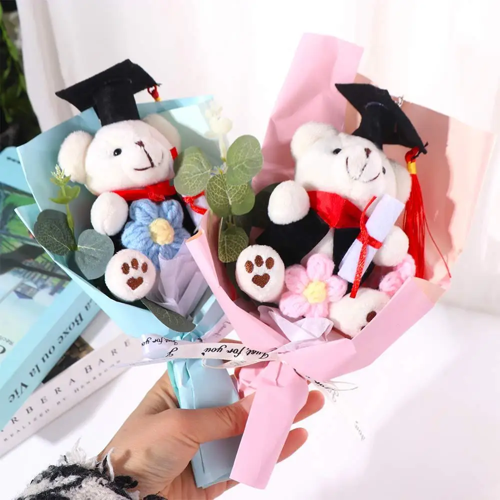 Ramo de graduación ganchillo con flores y osito para felicitaciones