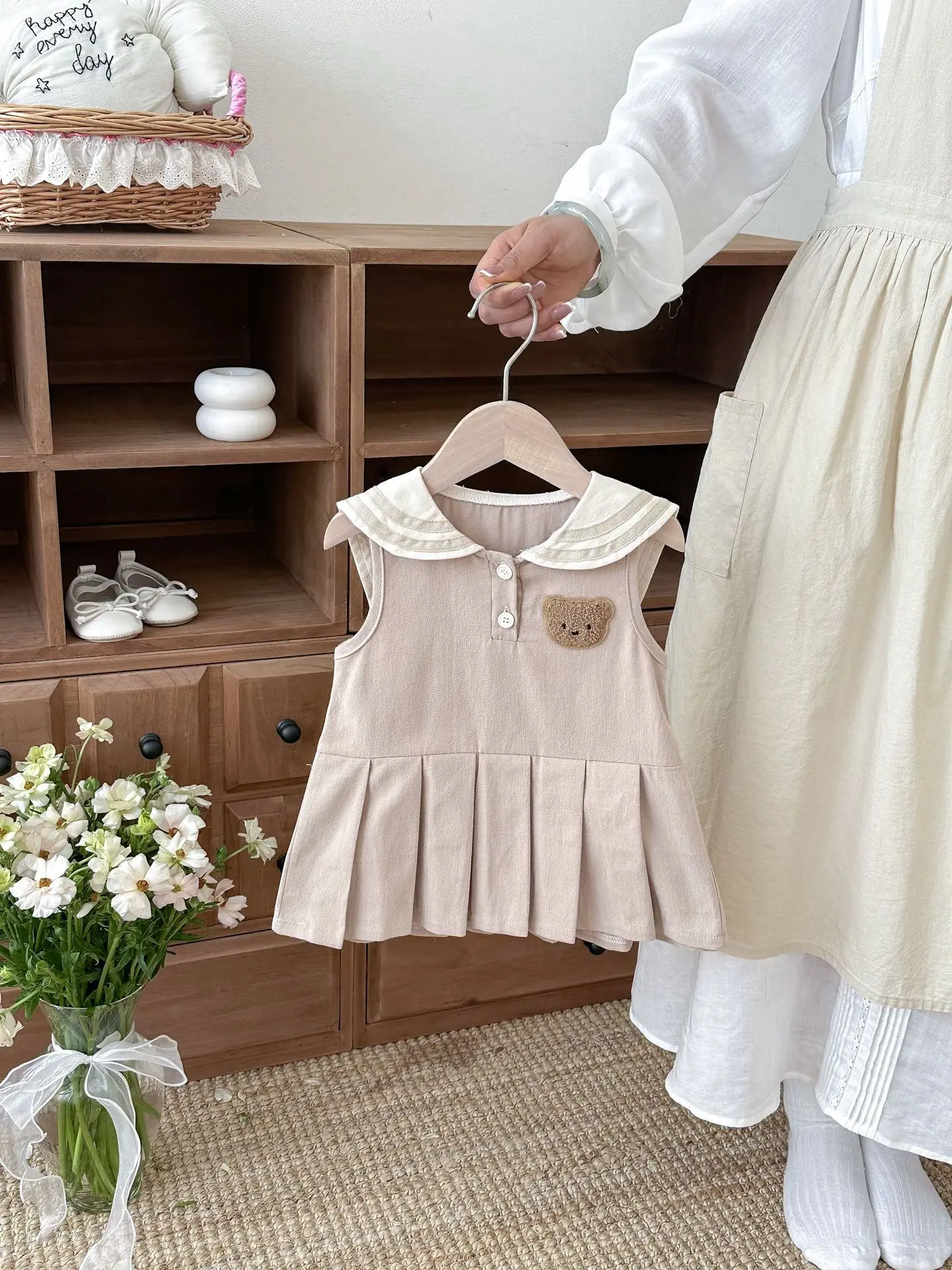 Detalle del cuello marinero y el estilo uniforme