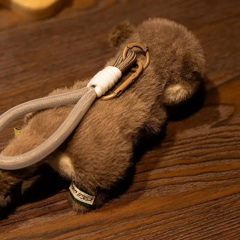 Peluche de nutria realista como accesorio
