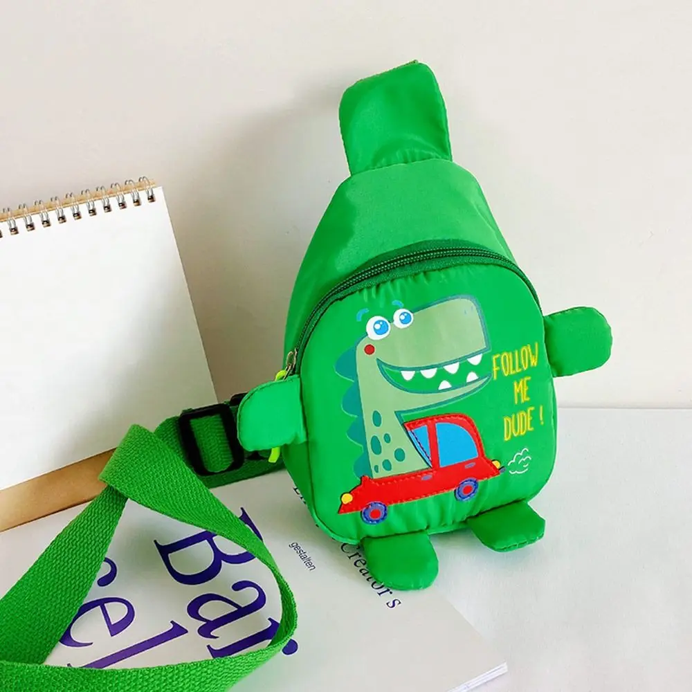 Mochila infantil vista trasera mostrando las asas