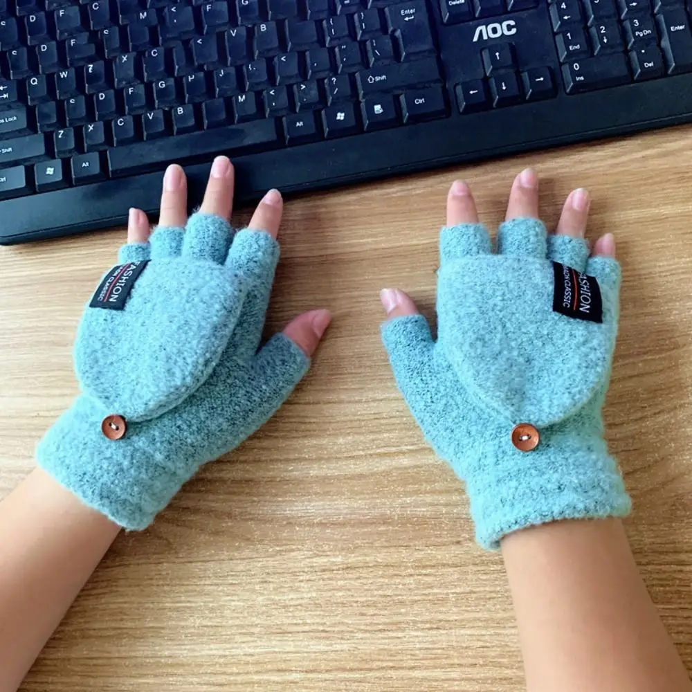 Niño usando guantes sin dedos en modo mitón abatible